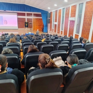 Funcionarios/as participan en el taller mensual con la Hna. Francisca Ponce.